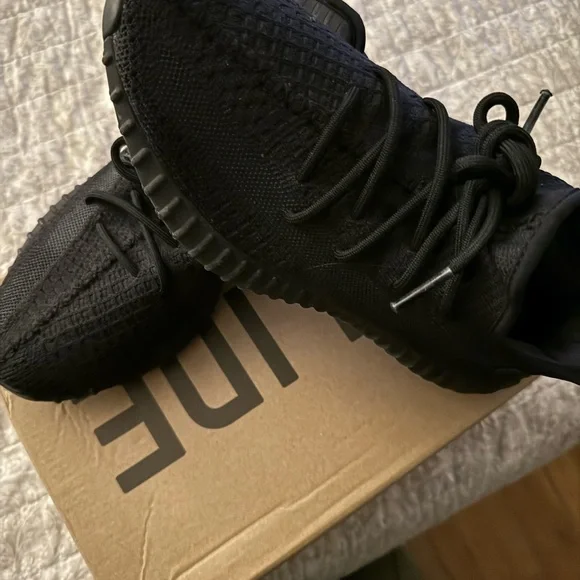 Yeezy sneakers - Picture 4 of 9